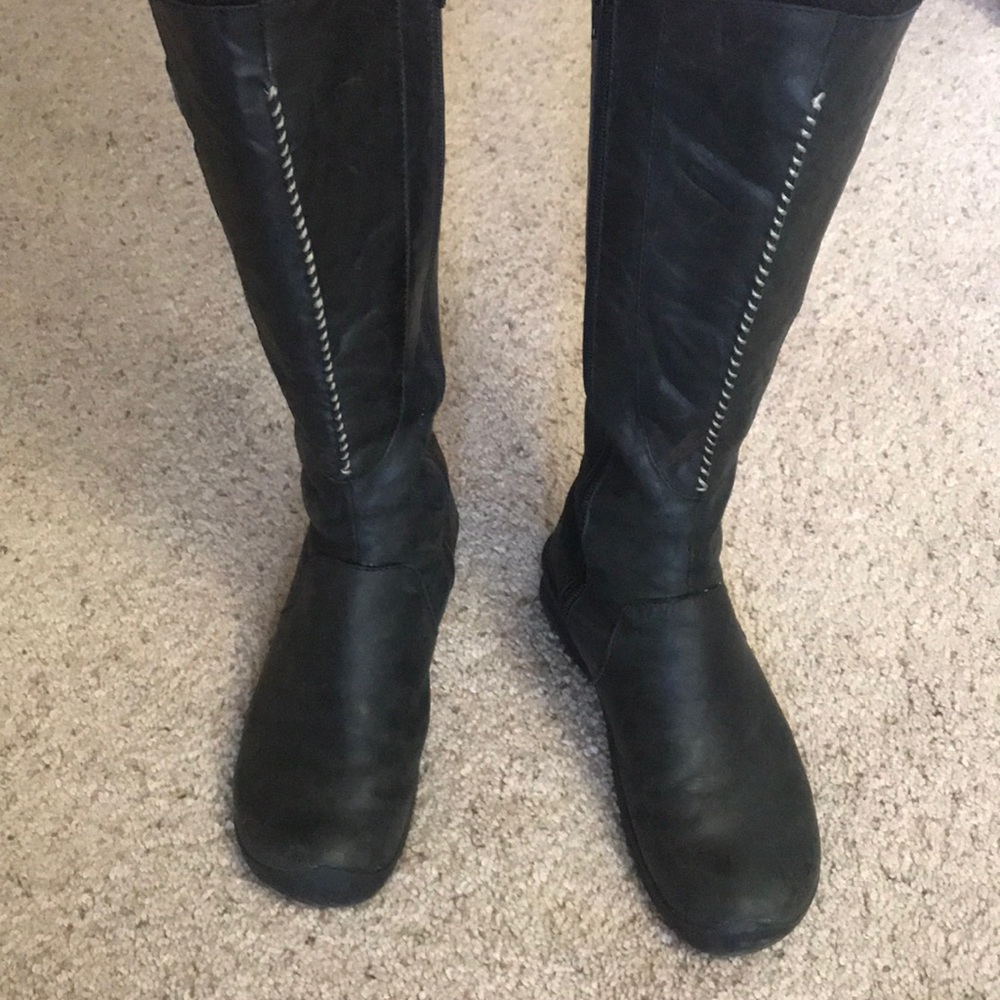 Keen black boots